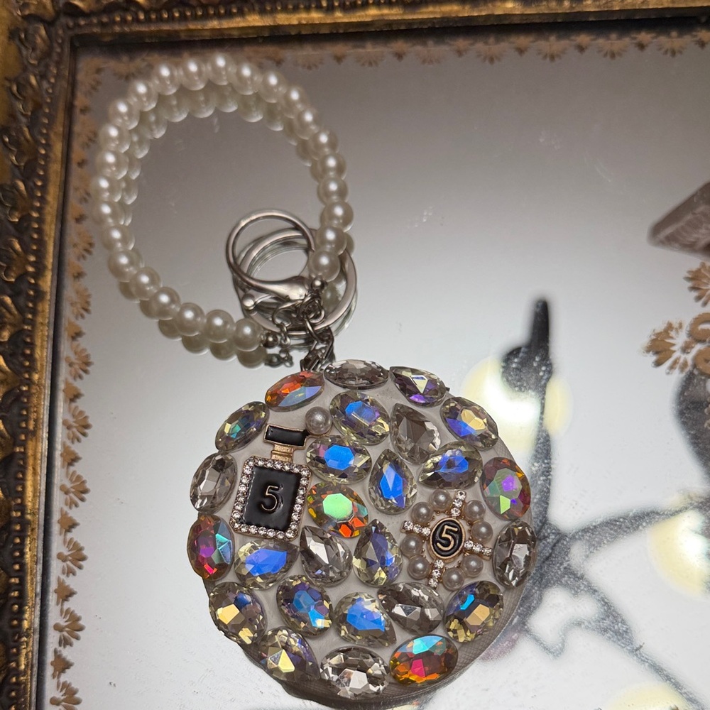 Elegant Pearl and Crystal Keychain Bag Charm - Picture 4 of 4